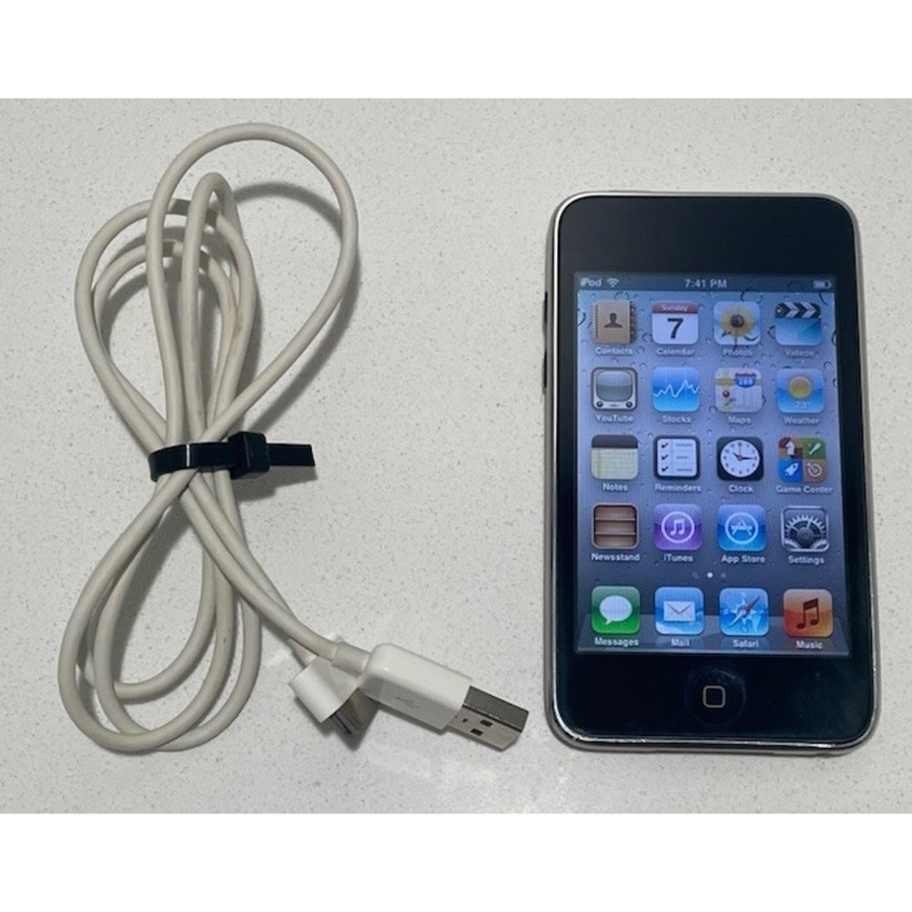 APPLE IPOD TOUCH 3RD GENERATION BLACK 32GB MODEL MC008LL USED